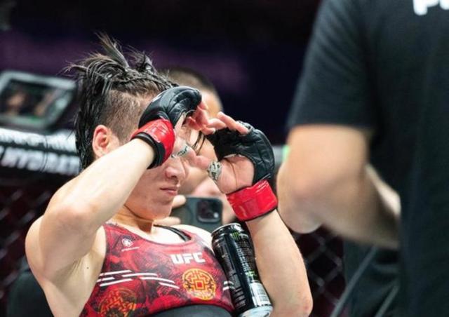 竞技场上的风采!运动员们用实力征服观众(运动员们在赛场上表现如何?场外观众在干什么?) 竞技场上的风采!运动员们用实力征服观众(运动员们在赛场上表现如何?场外观众在干什么?)